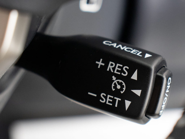 【オートクルーズコントロール】搭載。アクセル操作なしでも車が自動でスピードを保ってくれる機能です長距離の高速は楽々です