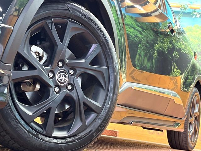 【純正18インチアルミホイール】外観にマッチした純正アルミホイールを装着しております。各種社外アルミホイールや、スタッドレスタイヤも取扱いしております。是非ご相談ください♪