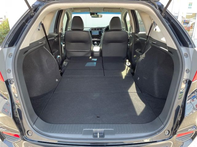 後席を格納すると、これだけの広さが!シーンに合わせたシートアレンジで、大きな荷物も積むことが出来ます♪