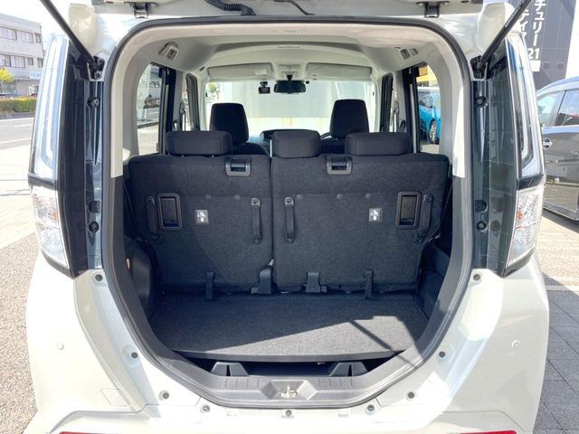 ���i�̂���������ʋ΁A���}���ɏ\���ȉ׎��X�y�[�X���m�ۂ��Ă���܂��B�Z�J���h�V�[�g��|���ƁA�傫�ȉו��̐ύڂ��\�ł���