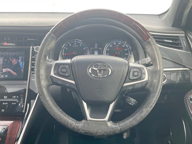 �C���e���A�ɍ��킹���f�U�C���̃X�e�A�����O�́A�^�]�������̂��Ƃ��l���A�^�]���₷���`��A�傫���ł��B�����x�A���ۂɐG���Ă��m���߂��������B