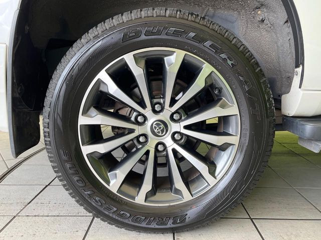 【純正19インチアルミホイール】外観にマッチした純正アルミホイールを装着しております。各種社外アルミホイールや、スタッドレスタイヤも取扱いしております。是非ご相談ください♪