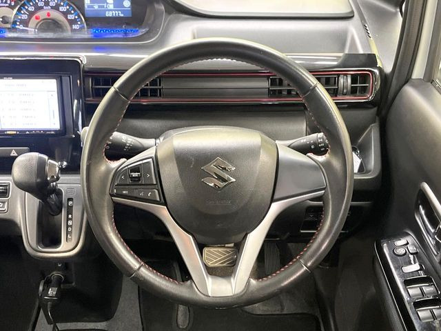 �C���e���A�ɍ��킹���f�U�C���̃X�e�A�����O�́A�^�]�������̂��Ƃ��l���A�^�]���₷���`��A�傫���ł��B�����x�A���ۂɐG���Ă��m���߂��������B