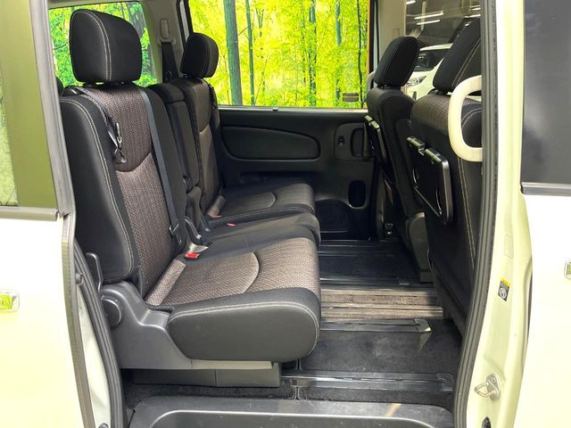 �Z�J���h�V�[�g�͒������������ƂȂ��Ă���A�X���C�h����ΒʘH�X�y�[�X���o��!�O��̈ړ����Ƃ��Ă��ȒP�ł���������A8����Ԏ������K�ȍ���S�n�̃V�[�g�ƂȂ��Ă��܂���