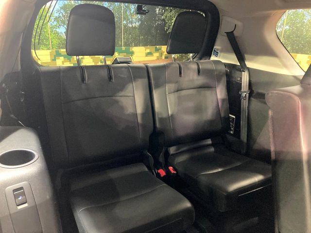 床下収納式のサードシートです。座席部分をコンパクトに収納でき、広大な荷室スペースとしてお使いいただけます!乗車人数や荷物の量など利用シーンに合わせて3列目を有効活用でき、とっても便利♪