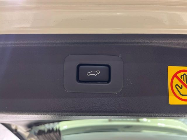 【パワーバックドア】スマートキーや運転席のボタンを押すだけでリアゲートが自動で開閉します!荷物を持っている時や、高い位置にあるバックドアを閉める際に便利な機能です♪