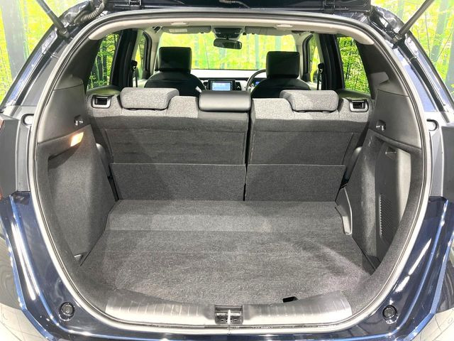 ���i�̂���������ʋ΁A���}���ɏ\���ȉ׎��X�y�[�X���m�ۂ��Ă���܂��B�Z�J���h�V�[�g��|���ƁA�傫�ȉו��̐ύڂ��\�ł���