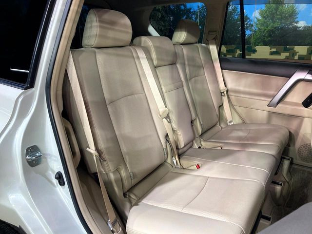 広々とした2列目シートは居住性が高く、居心地も快適!友達や家族とのお出かけにぴったりです。ベビーシートやチャイルドシート使用時も快適にお過ごしいただける十分な空間を確保しています。