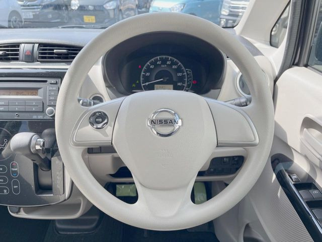 �C���e���A�ɍ��킹���f�U�C���̃X�e�A�����O�́A�^�]�������̂��Ƃ��l���A�^�]���₷���`��A�傫���ł��B�����x�A���ۂɐG���Ă��m���߂��������B