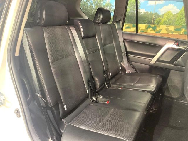 広々とした2列目シートは居住性が高く、居心地も快適!友達や家族とのお出かけにぴったりです。ベビーシートやチャイルドシート使用時も快適にお過ごしいただける十分な空間を確保しています。