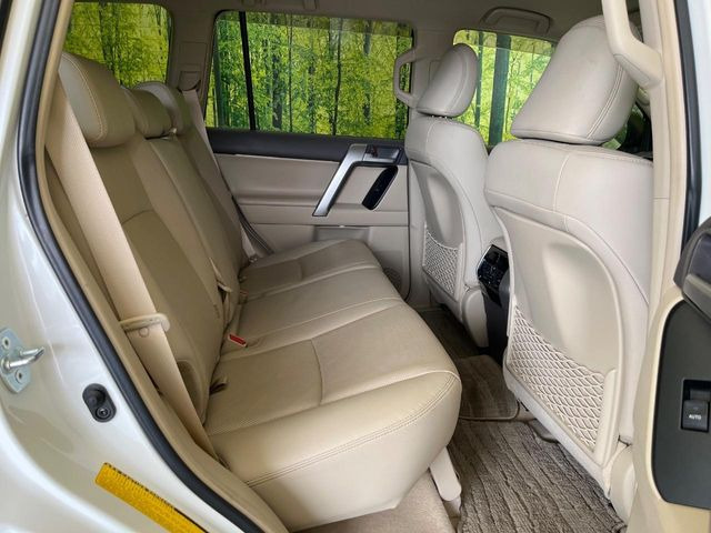 後部座席も気になるようなキズ・汚れやへたり等、大きなダメージはなく、良好な状態です。