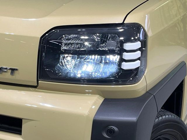 【LEDヘッドライト】悪天候や夜間走行時も良好な視界を確保し安心して運転できる高輝度LEDヘッドライトを装備!点灯速度が早く、消費電力も抑えられています。