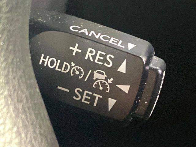 【レーダークルーズコントロール】高速道路での長距離走行が楽に!!自動で速度を保つクルーズコントロールが、衝突軽減システムと連携し、前方の車両を感知して車間を保つように速度調節してくれます!!