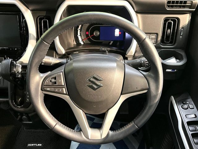 �C���e���A�ɍ��킹���f�U�C���̃X�e�A�����O�́A�^�]�������̂��Ƃ��l���A�^�]���₷���`��A�傫���ł��B�����x�A���ۂɐG���Ă��m���߂��������B