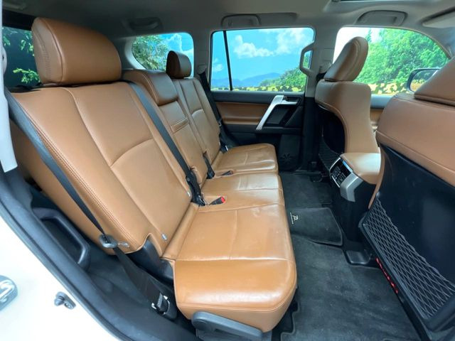 後部座席も気になるようなキズ・汚れやへたり等、大きなダメージはなく、良好な状態です。