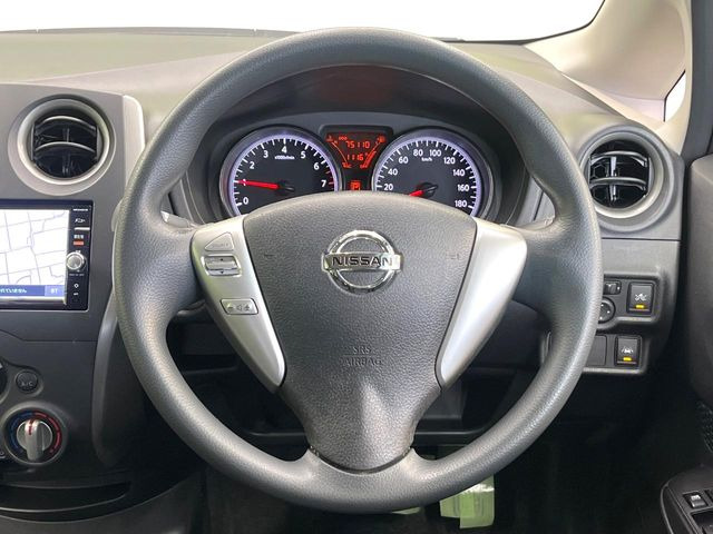 ステアリングも使用感が少なく、きれいな状態となっております♪