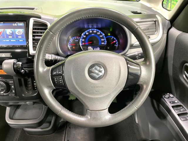 �C���e���A�ɍ��킹���f�U�C���̃X�e�A�����O�́A�^�]�������̂��Ƃ��l���A�^�]���₷���`��A�傫���ł��B�����x�A���ۂɐG���Ă��m���߂��������B