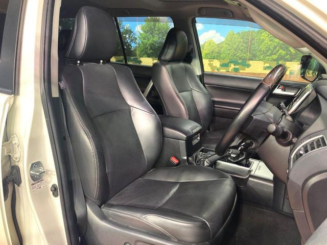 【黒革シート】上質な本革を使用し、高級感あふれる黒革シート。常に体に触れる部分だから、座り心地の良さにはこだわりたいですね♪汚れの付着や劣化を抑制する内装コーティング施工もおススメですよ♪