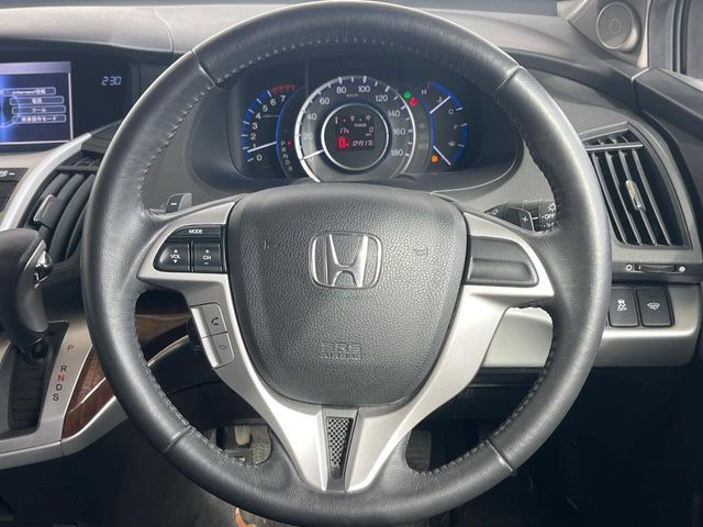 �C���e���A�ɍ��킹���f�U�C���̃X�e�A�����O�́A�^�]�������̂��Ƃ��l���A�^�]���₷���`��A�傫���ł��B�����x�A���ۂɐG���Ă��m���߂��������B