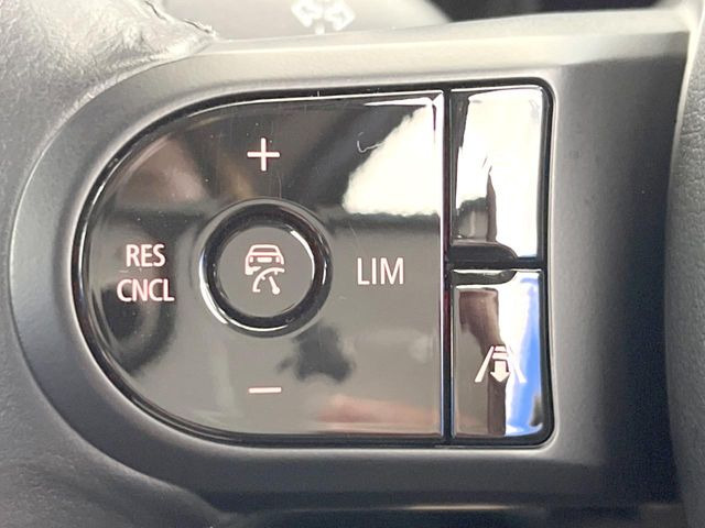 ●アクティブクルーズコントロール:前の車との車間距離を一定にとりつつ、一定速度で自動走行してくれる次世代のクルーズコントロール!主に高速道路や自動車専用道路で使用する便利な機能です!