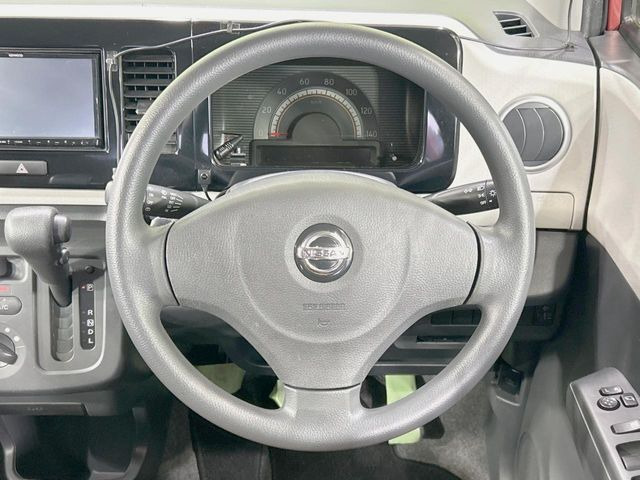 �C���e���A�ɍ��킹���f�U�C���̃X�e�A�����O�́A�^�]�������̂��Ƃ��l���A�^�]���₷���`��A�傫���ł��B�����x�A���ۂɐG���Ă��m���߂��������B