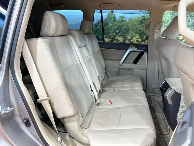 後部座席も気になるようなキズ・汚れやへたり等、大きなダメージはなく、良好な状態です。