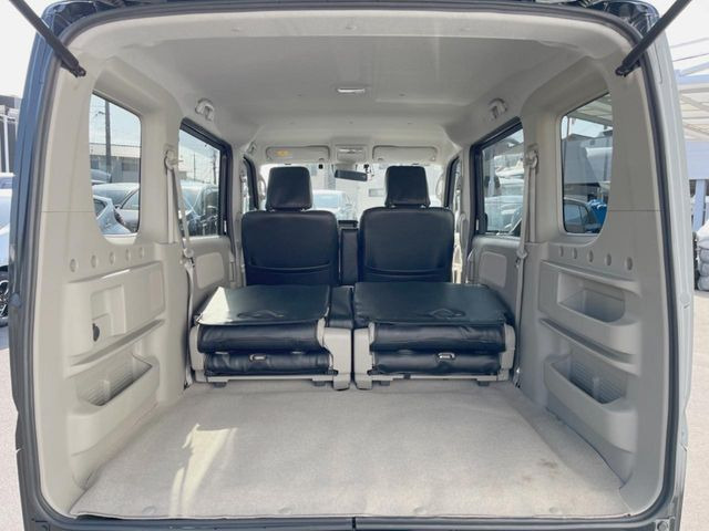 ���i�̂���������ʋ΁A���}���ɏ\���ȉ׎��X�y�[�X���m�ۂ��Ă���܂��B�Z�J���h�V�[�g��|���ƁA�傫�ȉו��̐ύڂ��\�ł���