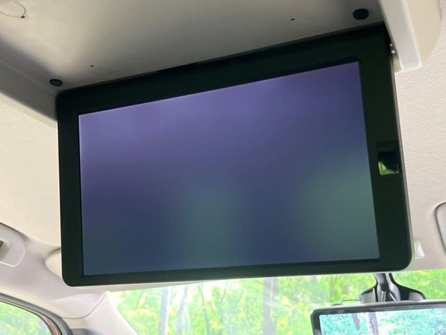 【フリップダウンモニター】大画面モニターで後席でもエンタメをお楽しみいただけます。小さなお子様にも大人気の装備です♪