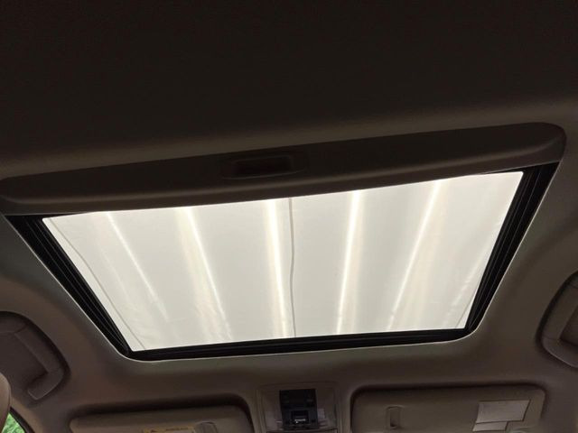 【サンルーフ】開放感たっぷりの希少装備、サンルーフが装着されています!車内に明かりを取り入れたり景色を楽しむ以外にも、車内の空気も簡単に換気できて快適です!