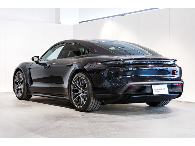 タイカンターボ 4+1シート 4WD