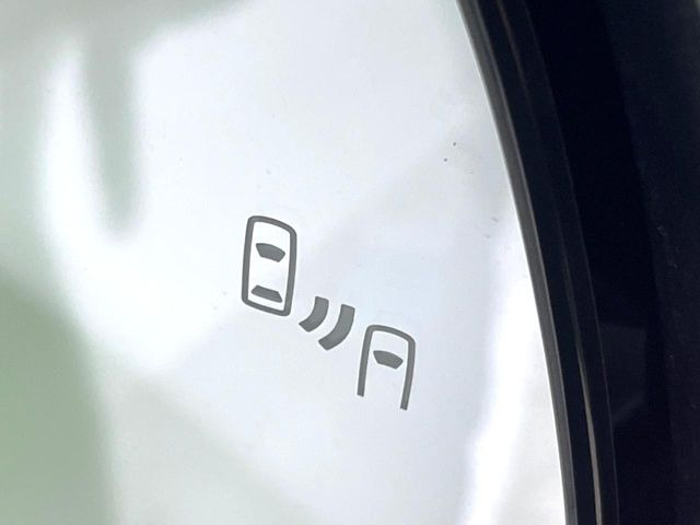 【ブラインドスポットモニター】走行中、ドアミラーの死角になりやすい箇所に後続車が接近するとサイドミラーのレンズに警告を表示!ドライバーに注意喚起をしてくれます。