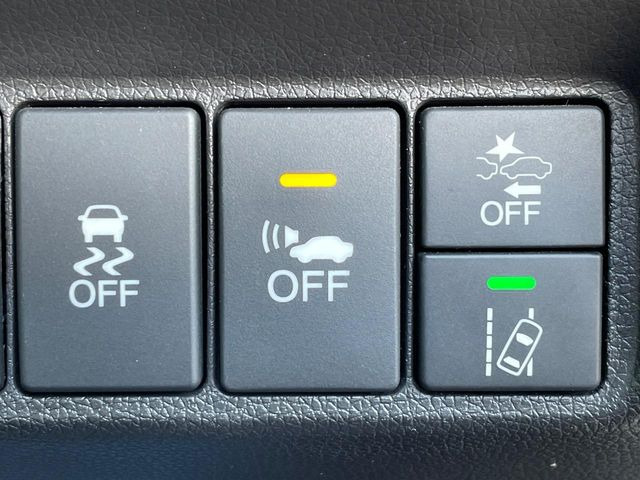 【ホンダセンシング】走行中に前方の車両等を認識し、衝突しそうな時は警報とブレーキで衝突回避と被害軽減をアシスト。より安全にドライブをお楽しみいただけます。