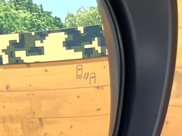 【ブラインドスポットモニター】走行中、ドアミラーの死角になりやすい箇所に後続車が接近するとサイドミラーのレンズに警告を表示!ドライバーに注意喚起をしてくれます。