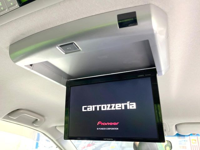 【フリップダウンモニター】大画面モニターで後席でもエンタメをお楽しみいただけます。小さなお子様にも大人気の装備です♪