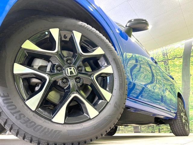 【純正18インチアルミホイール】外観にマッチした純正アルミホイールを装着しております。各種社外アルミホイールや、スタッドレスタイヤも取扱いしております。是非ご相談ください♪