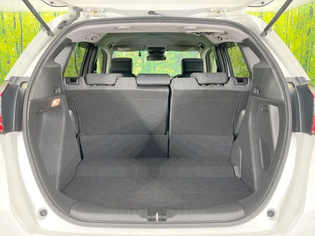 ���i�̂���������ʋ΁A���}���ɏ\���ȉ׎��X�y�[�X���m�ۂ��Ă���܂��B�Z�J���h�V�[�g��|���ƁA�傫�ȉו��̐ύڂ��\�ł���