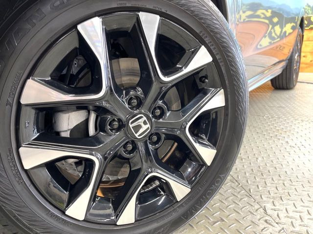 �y����18�C���`�A���~�z�C�[���z�O�ςɃ}�b�`���������A���~�z�C�[���𑕒����Ă���܂��B�e��ЊO�A���~�z�C�[����A�X�^�b�h���X�^�C�����戵�����Ă���܂��B���񂲑��k����������