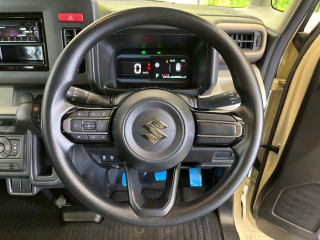 �C���e���A�ɍ��킹���f�U�C���̃X�e�A�����O�́A�^�]�������̂��Ƃ��l���A�^�]���₷���`��A�傫���ł��B�����x�A���ۂɐG���Ă��m���߂��������B