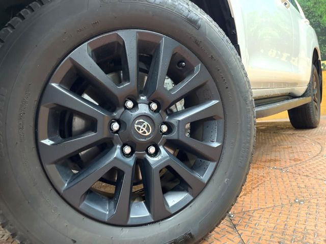 【純正アルミホイール】外観にマッチした純正アルミホイールを装着しております。各種社外アルミホイールや、スタッドレスタイヤも取扱いしております。是非ご相談ください♪