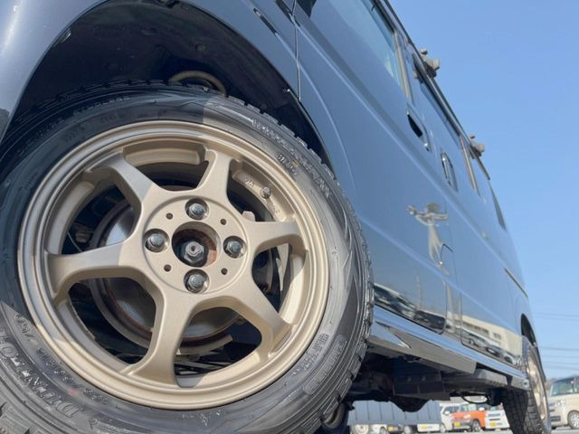 �y�A���~�z�C�[���z�O�ςɃ}�b�`�����A���~�z�C�[���𑕒����Ă���܂��B�e��A���~�z�C�[����A�X�^�b�h���X�^�C�����戵�����Ă���܂��B���񂲑��k����������