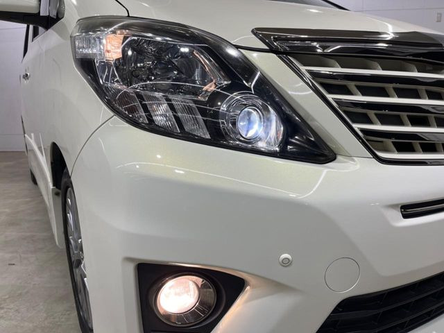 【HIDヘッドライト】非常に明るく前方を照らしてくれるので、悪天候や夜間の走行時も視界良好で安心してお乗りいただけます。