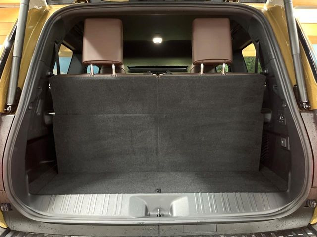 ���i�̂���������ʋ΁A���}���ɏ\���ȉ׎��X�y�[�X���m�ۂ��Ă���܂��B�Z�J���h�V�[�g��|���ƁA�傫�ȉו��̐ύڂ��\�ł���