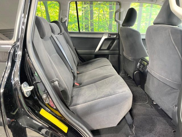 広々とした2列目シートは居住性が高く、居心地も快適!友達や家族とのお出かけにぴったりです。ベビーシートやチャイルドシート使用時も快適にお過ごしいただける十分な空間を確保しています。