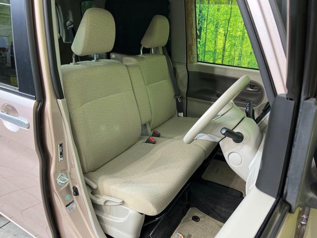 運転席まわりには十分なスペースがあり、大柄な方でもゆったり運転していただける環境です。