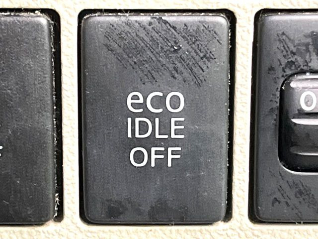 【アイドリングストップ】赤信号や渋滞で停車した際にエンジンを停止し、無駄な燃料の消費を抑えます。燃費向上や環境保護につなげる機能♪エンジンはブレーキを離せば再始動します。