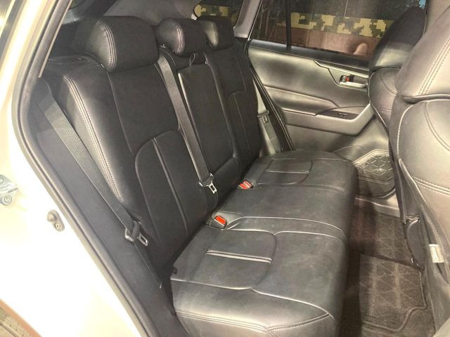 後部座席も気になるようなキズ・汚れやへたり等、大きなダメージはなく、良好な状態です。