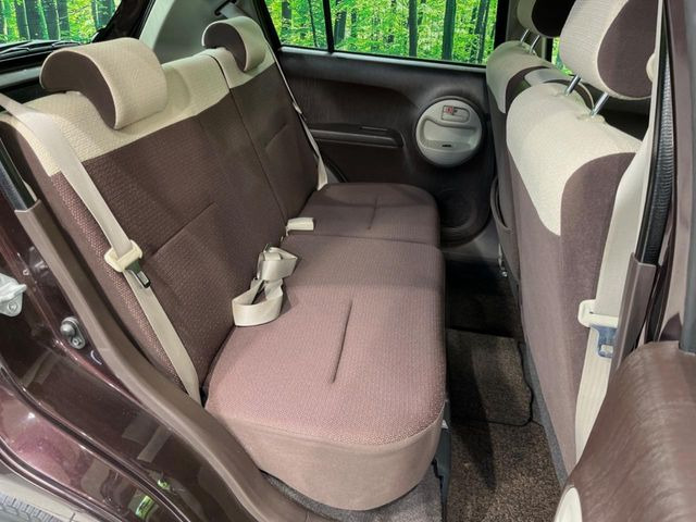 後部座席も気になるようなキズ・汚れやへたり等、大きなダメージはなく、良好な状態です。