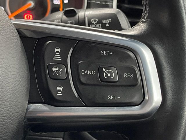 ●レーダークルーズコントロール:前の車との車間距離を一定にとりつつ、一定速度で自動走行してくれる次世代のクルーズコントロール!主に高速道路や自動車専用道路で使用する便利な機能です!