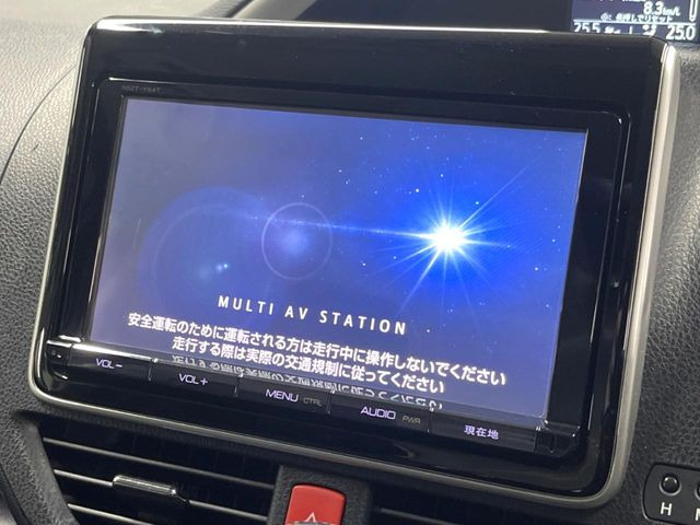 【純正ナビ】人気の純正ナビを装備しております。ナビの使いやすさはもちろん、オーディオ機能も充実!キャンプや旅行はもちろん、通勤や買い物など普段のドライブも楽しくなるはず♪