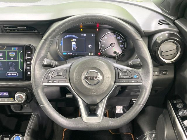 【ステアリングスイッチ】運転中、前方から目線をそらすことなく、オーディオ等の操作が可能な便利機能!安心&快適なドライブを演出してくれます♪